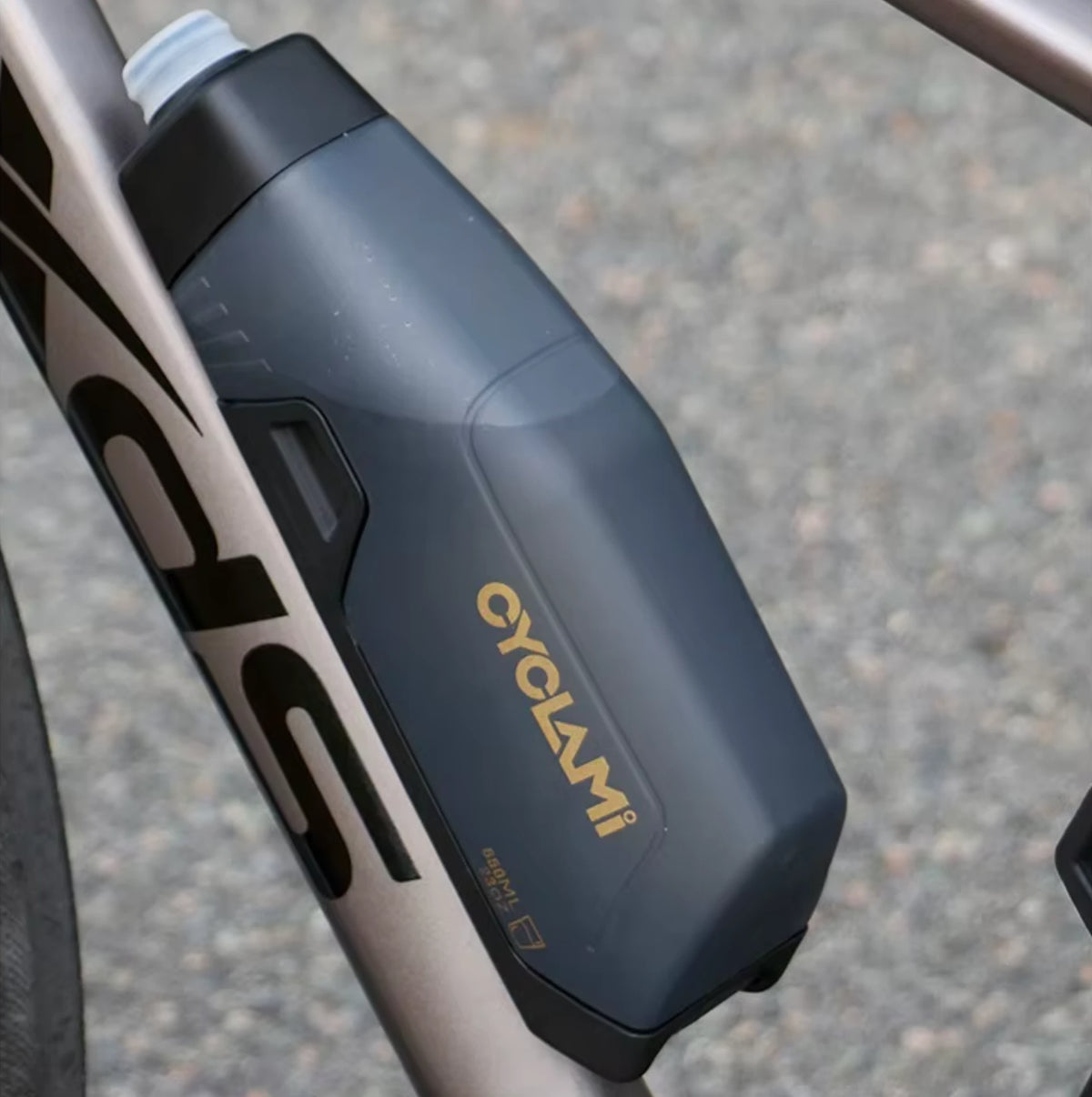 Gourde aérodynamique CYCLAMI 650 ml + porte-bidon - PP5 - 125 g