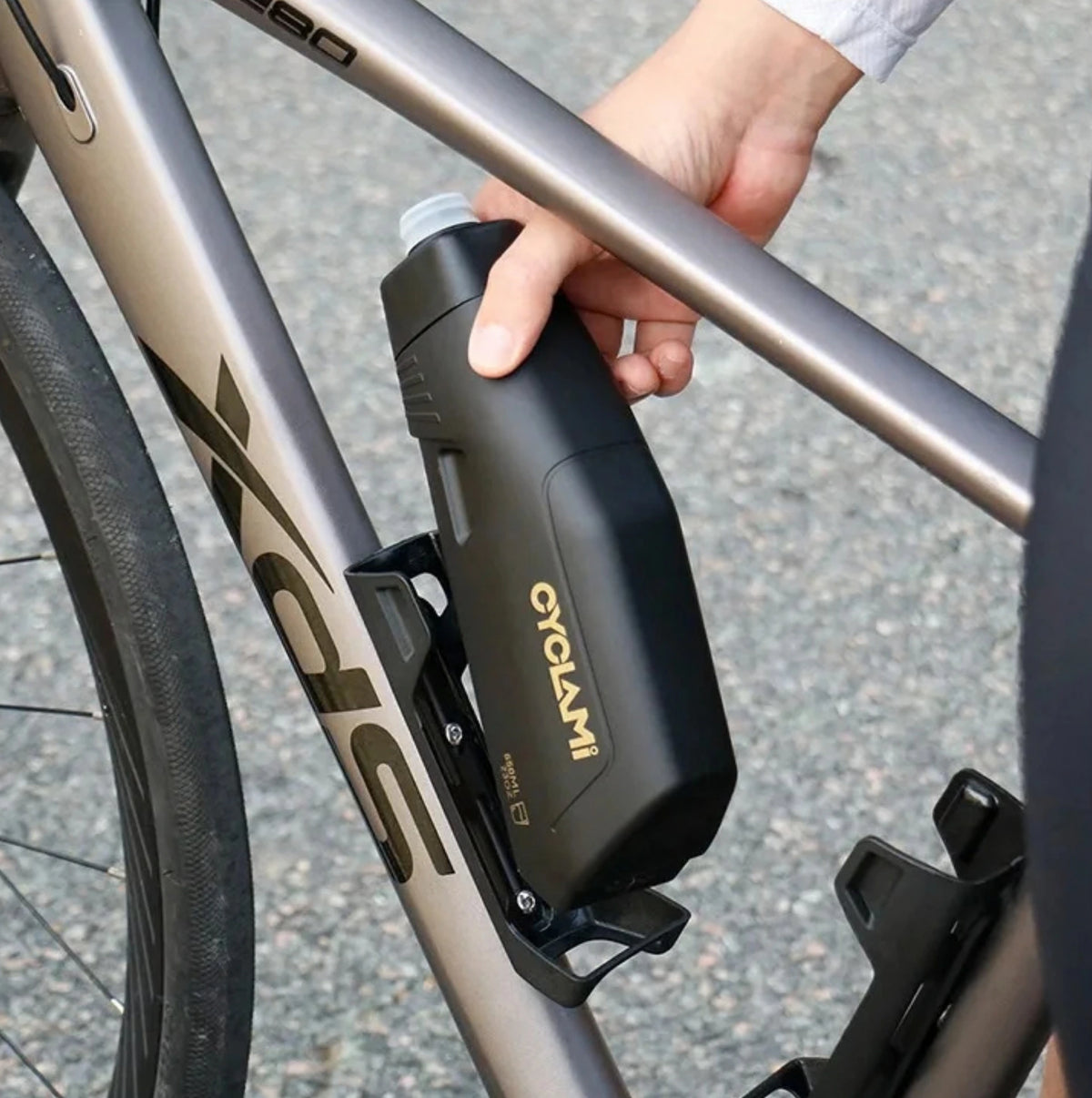 Gourde aérodynamique CYCLAMI 650 ml + porte-bidon - PP5 - 125 g